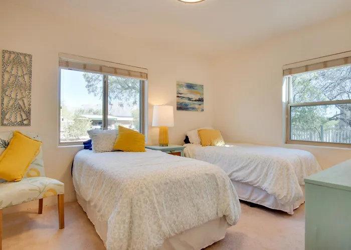 Holiday home 5 Mi To Dtwn: Tuscon Escape W/ Yard & Patio! *