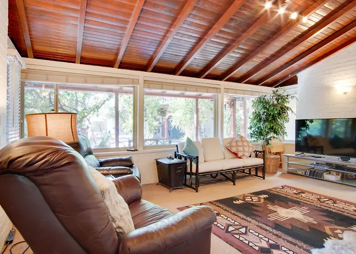 Holiday home 5 Mi To Dtwn: Tuscon Escape W/ Yard & Patio!