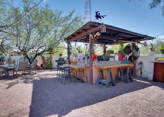 Holiday home 5 Mi To Dtwn: Tuscon Escape W/ Yard & Patio! Tucson