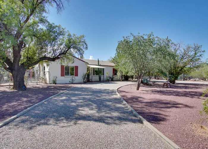 Holiday home 5 Mi To Dtwn: Tuscon Escape W/ Yard & Patio! *