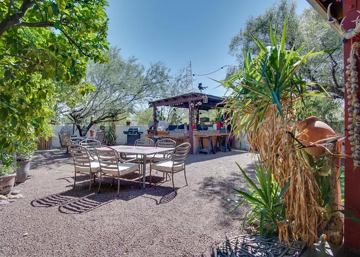 Holiday home 5 Mi To Dtwn: Tuscon Escape W/ Yard & Patio! *