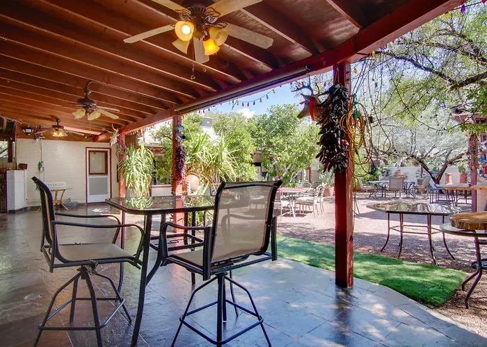 Holiday home 5 Mi To Dtwn: Tuscon Escape W/ Yard & Patio!