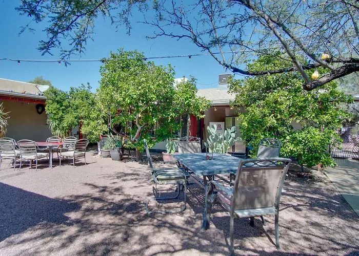 Holiday home 5 Mi To Dtwn: Tuscon Escape W/ Yard & Patio! Tucson