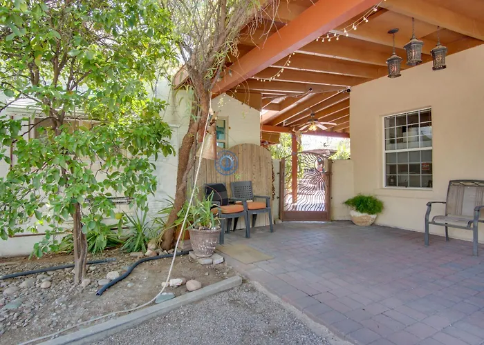 Holiday home 5 Mi To Dtwn: Tuscon Escape W/ Yard & Patio! Tucson